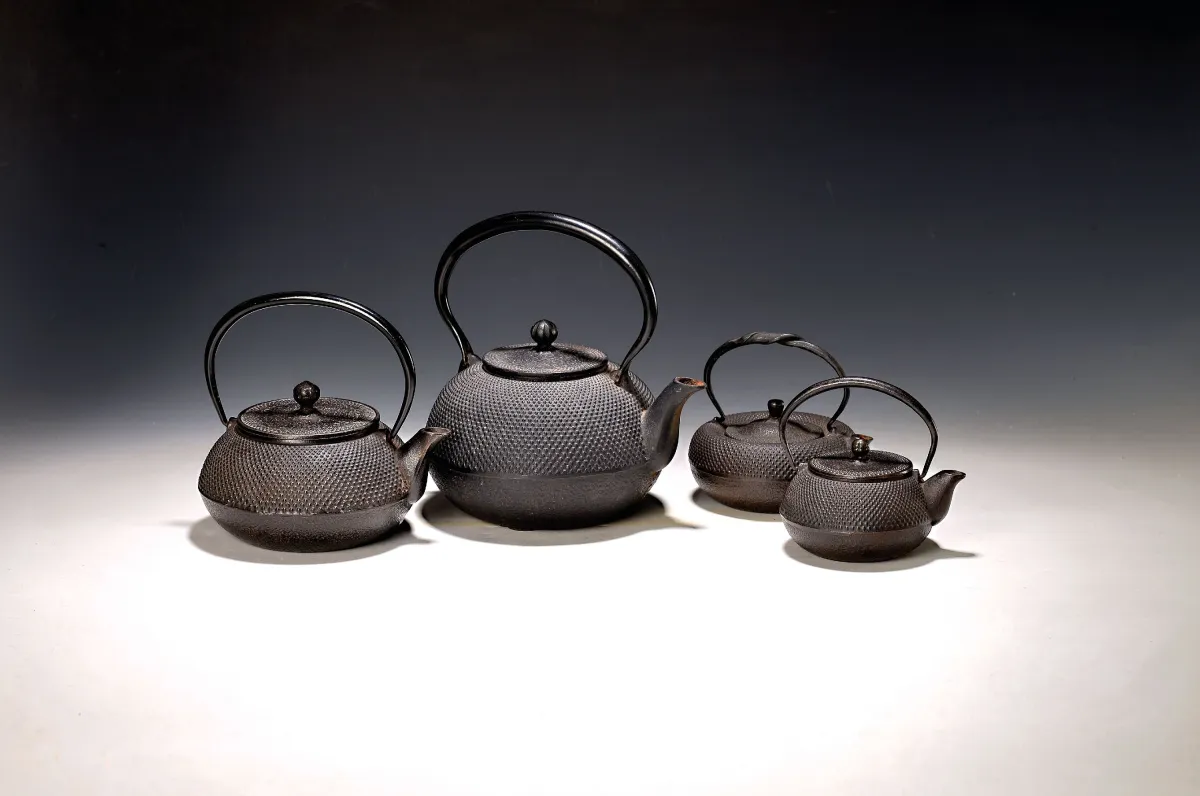 Vier Japanse Testsubin theepotten, Japan, rond 1900, gietijzer, reliëf, met