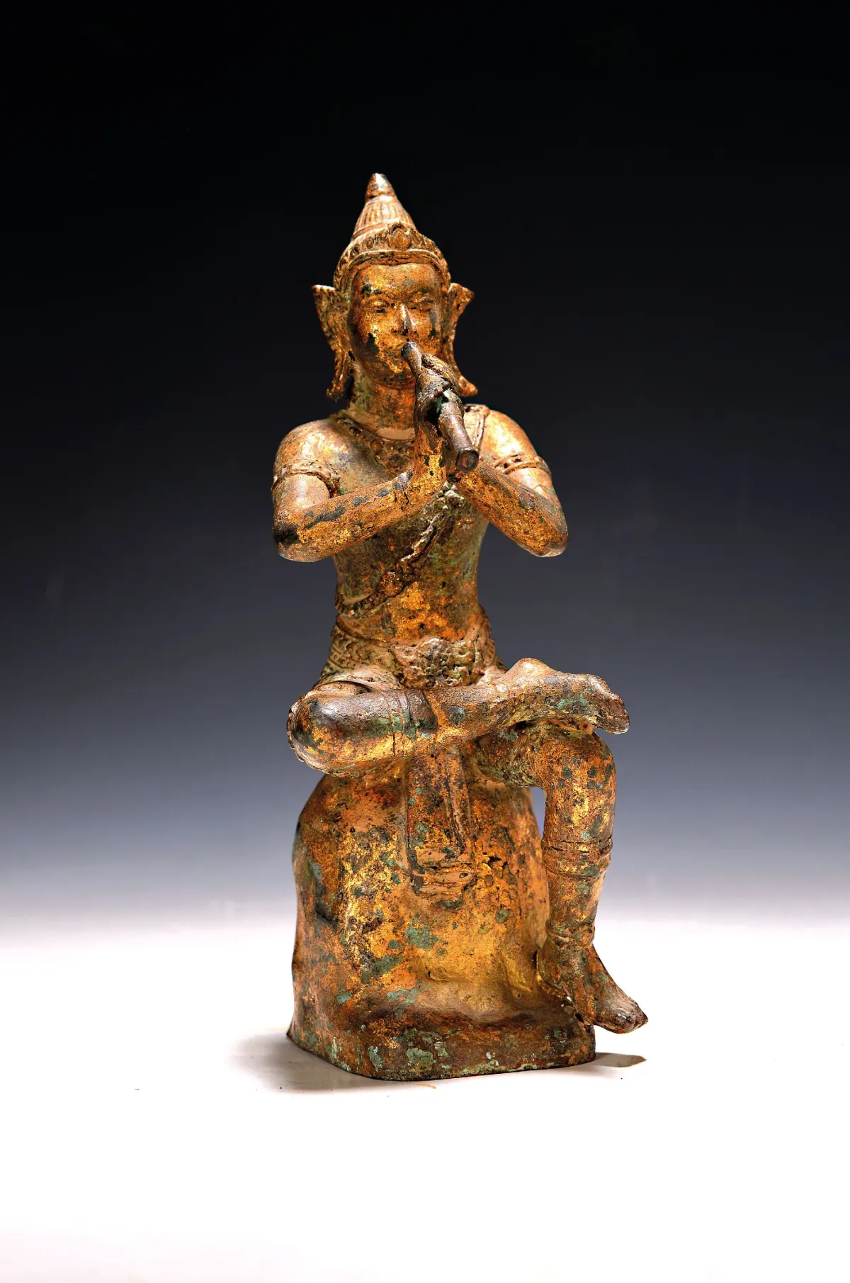 Bronzefigur/Flötenspieler, Thailand, 19. Jahrhundert, Reste von Vergoldung, sitzender