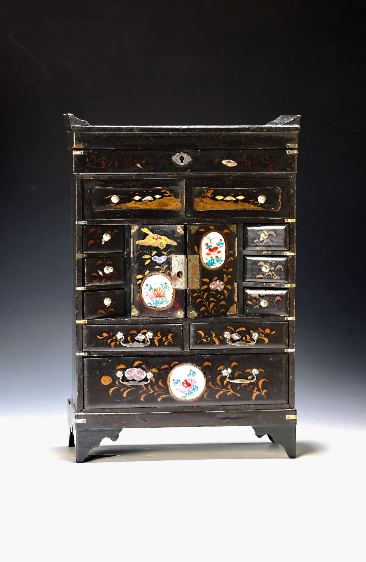 Model kabinetkastje genaamd Kodansu, Japan, late Meiji-periode of eind 19e/begin