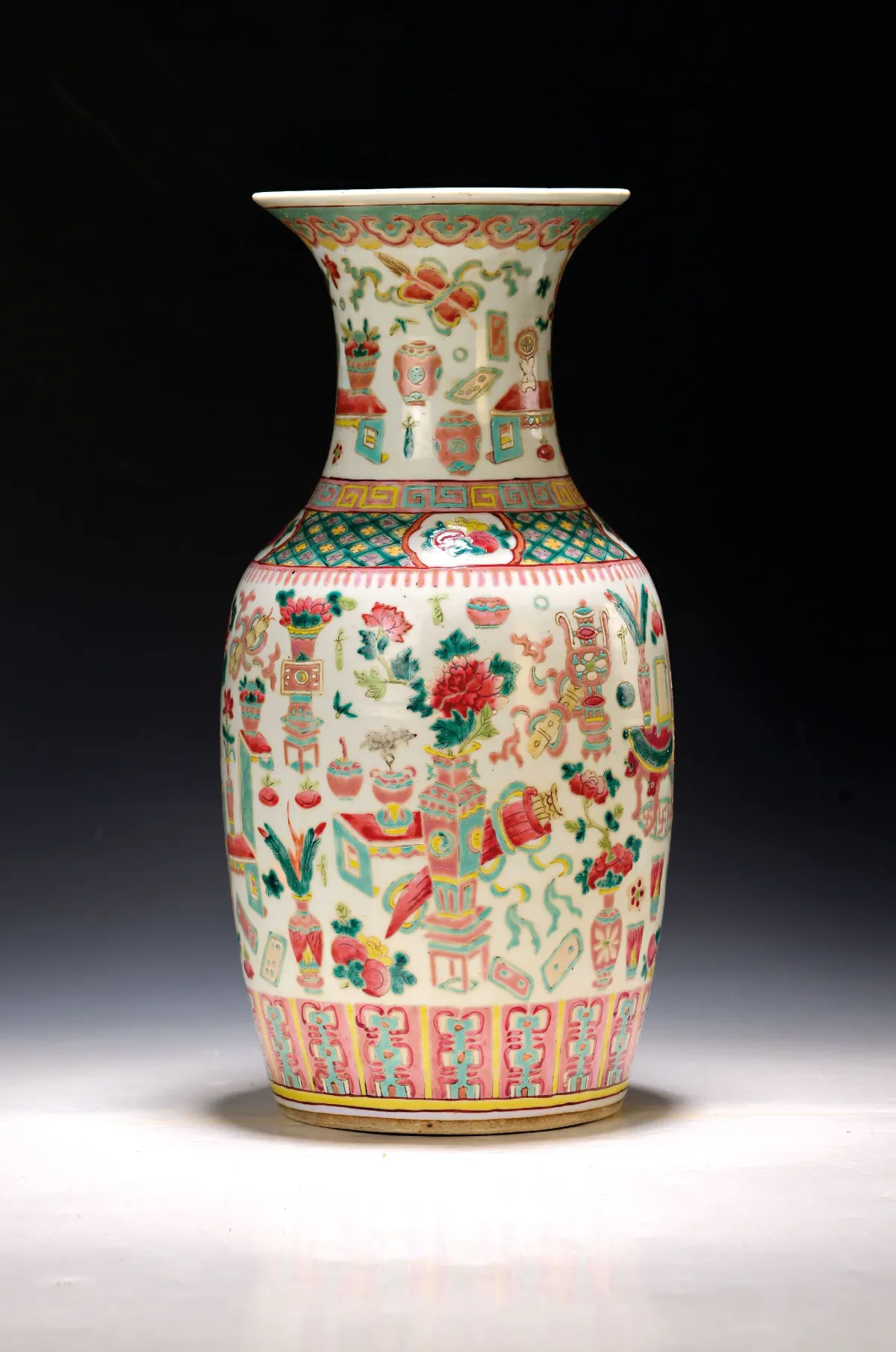 Vase, China, um 1860/70, Porzellan, bunt bemalt mit Vasen und, Glückssymbolen, H. ca