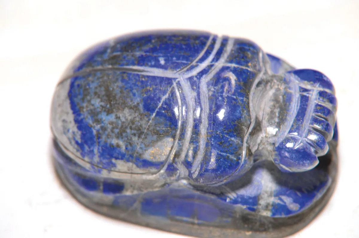 2 lapis-lazuli : scarabée et forme libre, Afghanistan, 980/433g, taillés et polis,