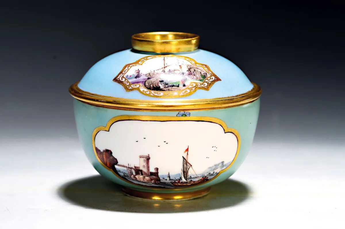 Dekseldoos, Meissen, ca. 1740, porselein, turquoise fond, in reserves fijne