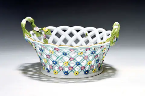 Coupe ronde en osier, Meissen, vers 1750, anses en branche, paroi et fond ajourés