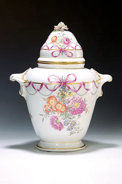 Grand vase d'applique, Fürstenberg, vers 1760-65, forme ovoïde avec doubles anses stylisées