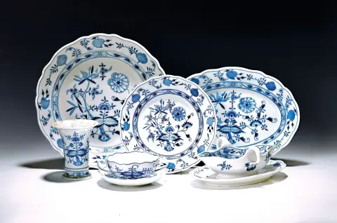 Service de table, Meissen, années 30, motif oignon, 12 assiettes à menu, 6 tasses à soupe avec