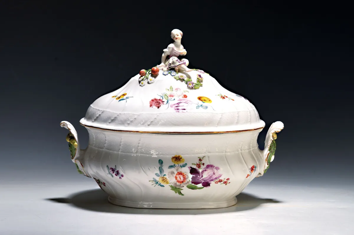 Große Deckelterrine mit Presentoire, Meissen, um 1750, Porzellan, Relief Neu-Ozier,