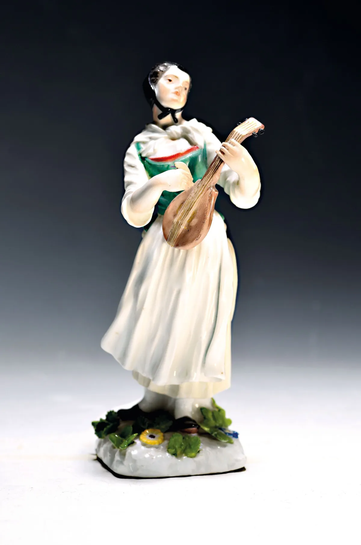 Figurine en porcelaine, paysanne à la mandoline, Meissen, vers 1750, base plate avec fleurs et