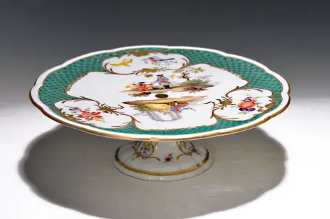 Rare centre de table, plat sur pied, Meissen, vers 1765, porcelaine, décor vert, en