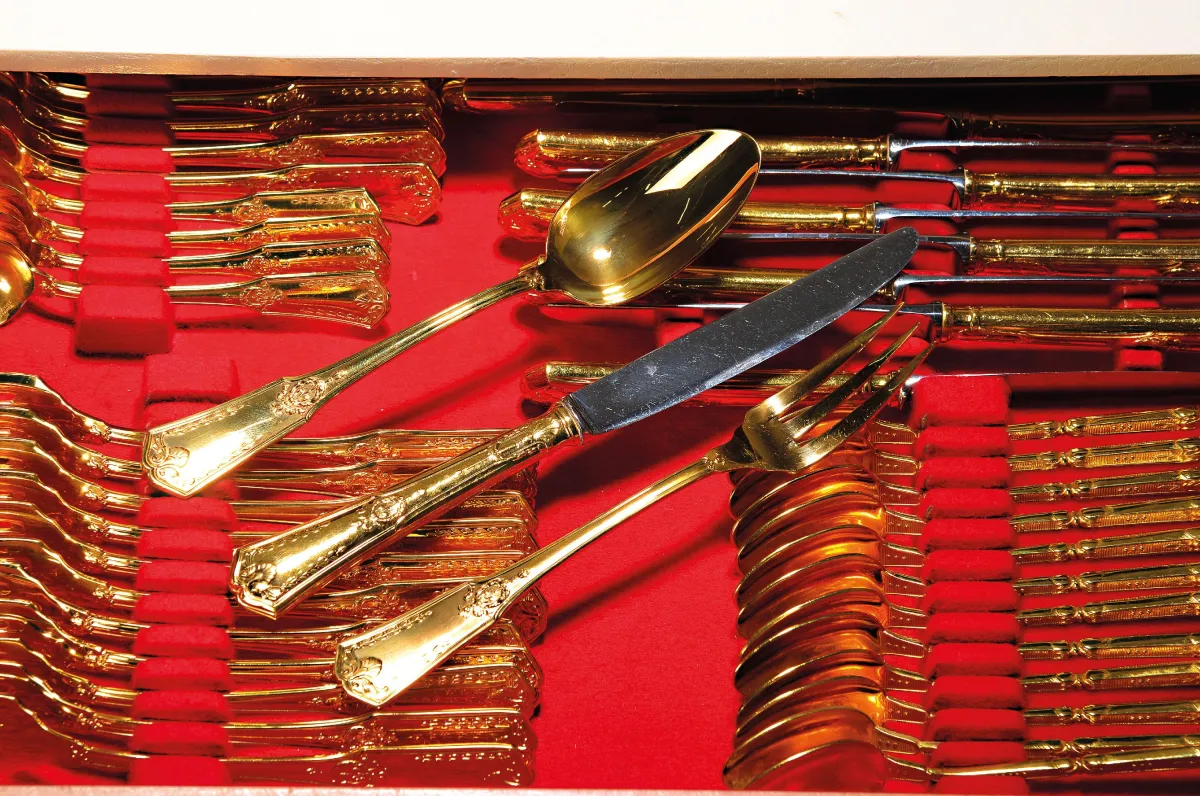 Important service de couverts avec autres objets de table, Chambly ou Société Française