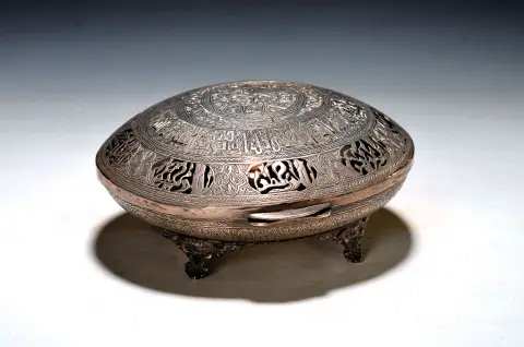 Boîte à couvercle, Égypte, probablement Le Caire, vers 1943, argent, gravé, arabesques