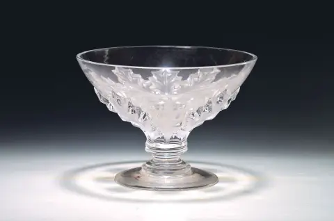 Coupe sur pied, Lalique France, 20e s., verre moulé incolore, décor de feuilles mat