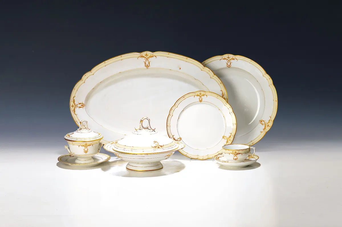 Important service de table, KPM Berlin, début du 20e s., forme Augusta avec bord jaune clair