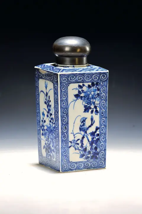 Grande boîte couvercle/flacon de saké, 1736-1795, porcelaine, fond clair, forme carrée,