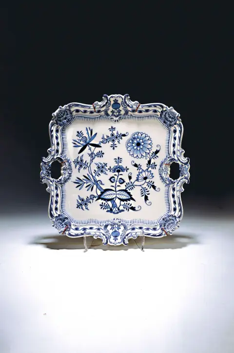 Plateau, Meissen, vers 1900, 2e choix, décor Oignon bleu sous glaçure, bords richement