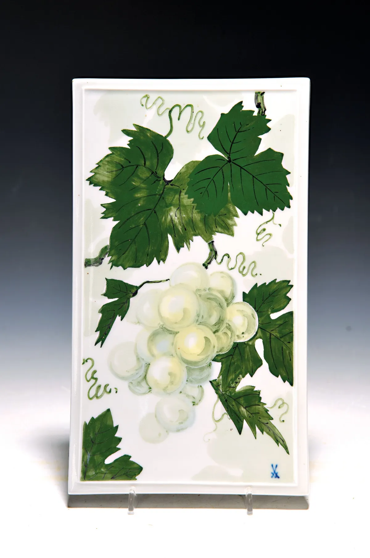 Porcelánový obrazový talíř, zelené vinné listy, Míšeň, 1950-70. léta, porcelán, malováno