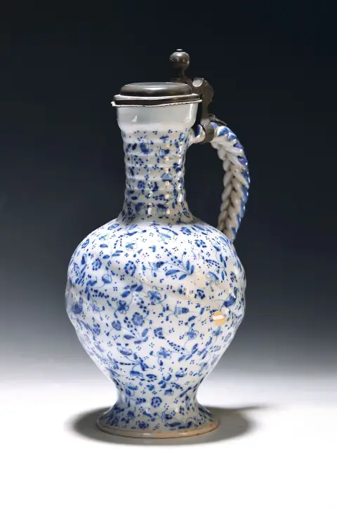 Cruche à col étroit, Ansbach vers 1725, faïence, décor "Vögeles", monogramme P, peintre probablement