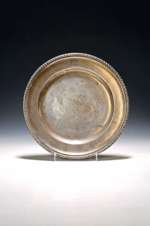 Assiette avec dédicace, Padoue, Italie, après 1968, argent 800, armoiries avec devise du 5