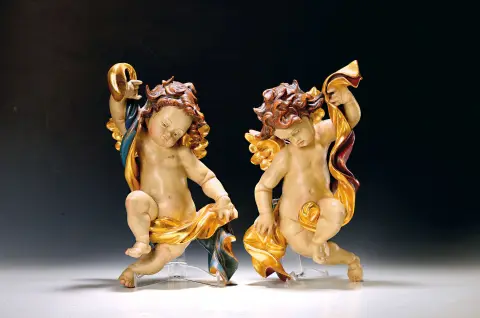 Paire de sculptures de putti, alpestre, après 1945, bois en ronde-bosse