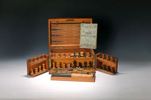 Compendium de jeux victorien, Angleterre, 19e s., boîte en bois à triple rabat