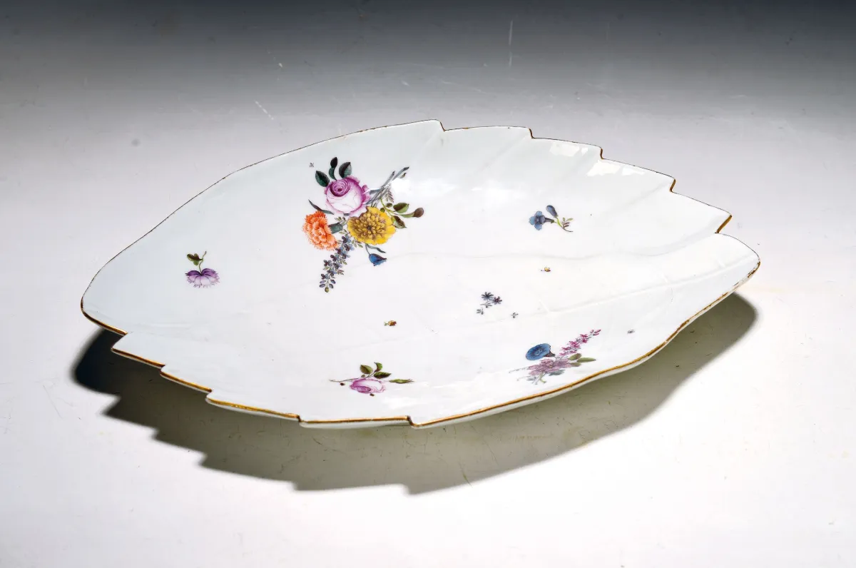 Large leaf bowl, Meissen, around 1750, porcelain, polychrome painted, design J.J