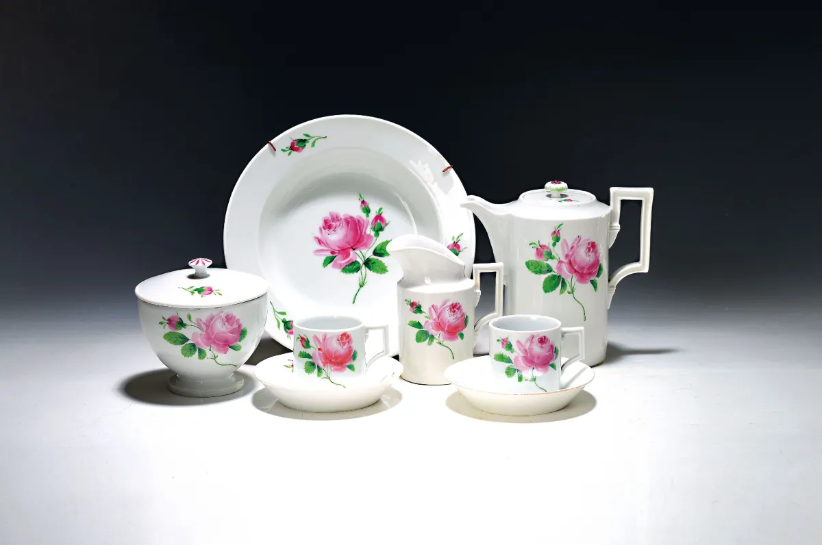 Lot de porcelaine, Meissen, 19e s., décor rose rouge, forme classique, cruche