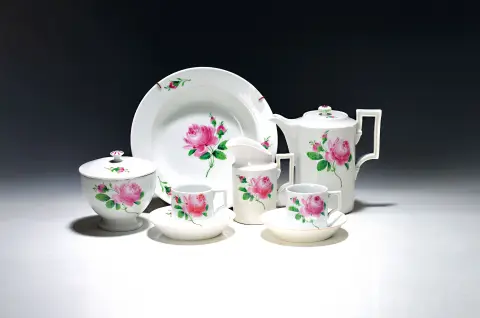 Lot de porcelaine, Meissen, 19e s., décor rose rouge, forme classique, cruche