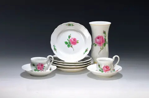 4 services à café et un vase, Meissen, vers 1900 et plus tard, 2e choix, décor rose rouge, 4