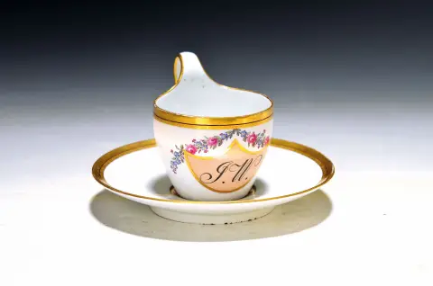 Tasse à monogramme, KPM Berlin, datée 1807, porcelaine, peinture polychrome de