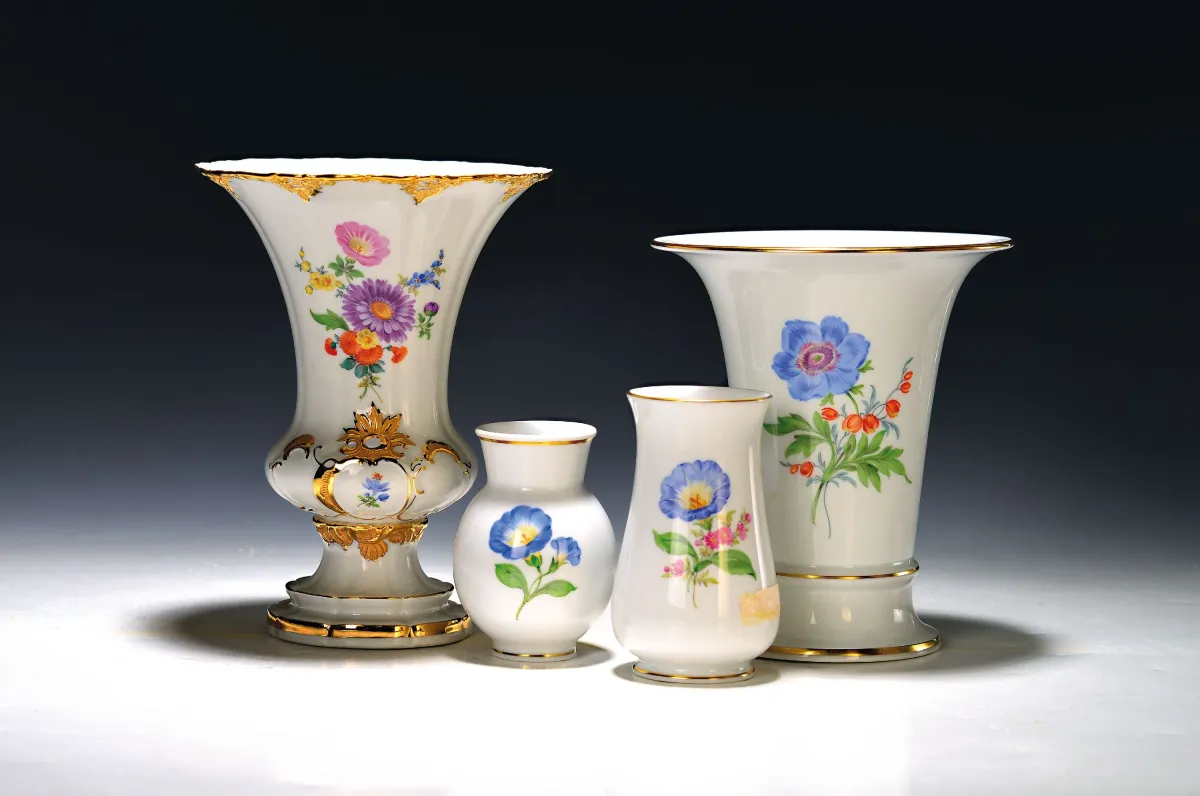 Vier vazen, Meissen, 20e eeuw, voetvaas, cilindervaas, twee kleine vazen, bloemdecoratie, H