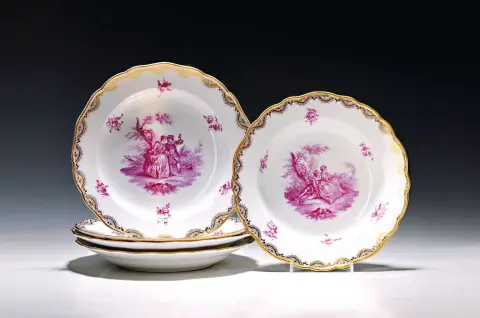 Quatre assiettes plates et une assiette creuse, Meissen, vers 1900-1920, marque grattée (au moins 2