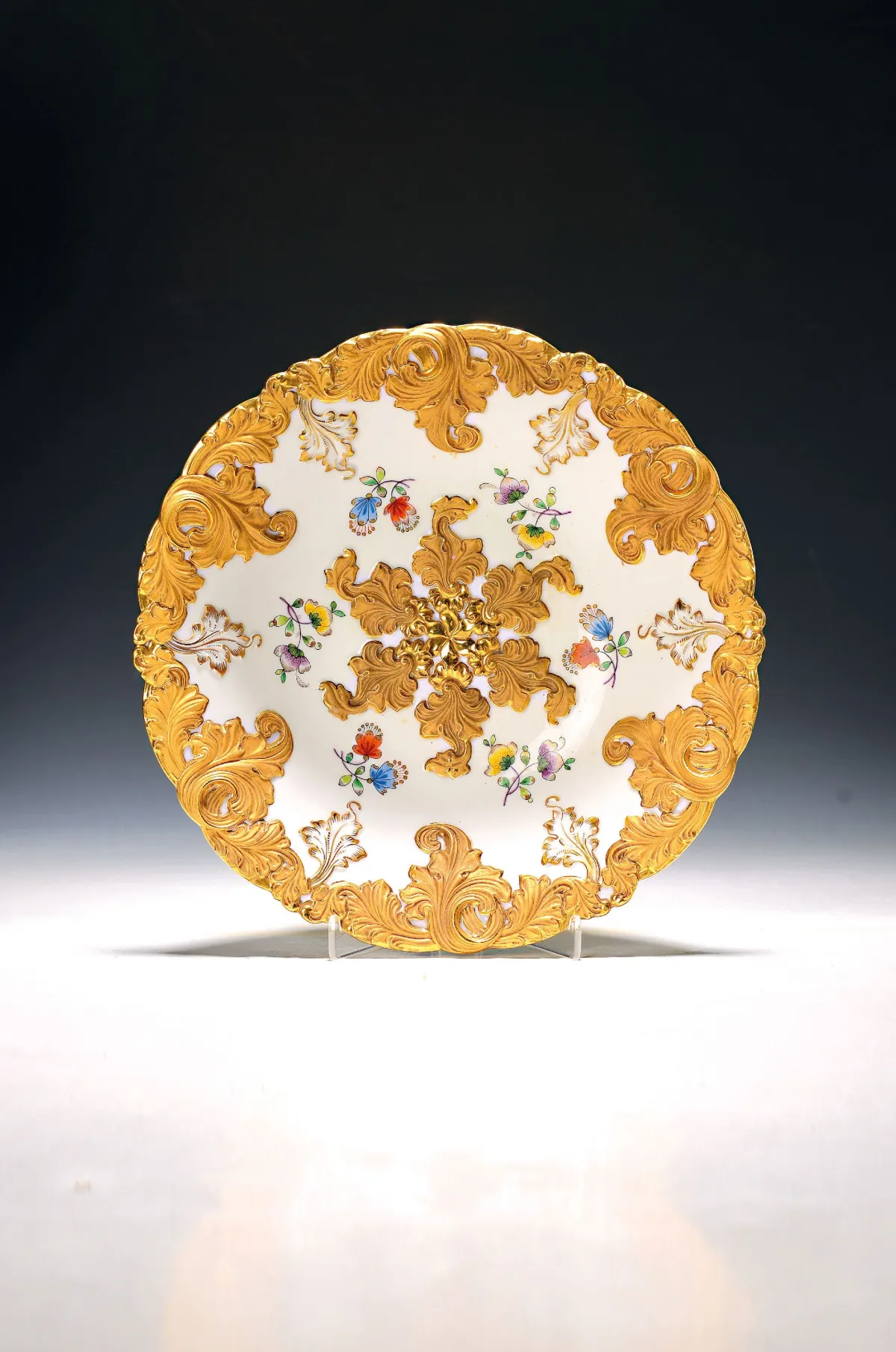 Display plate, Meissen, 20th c., matte and glossy gilding, ind. flowers, diam. approx. 28 cm