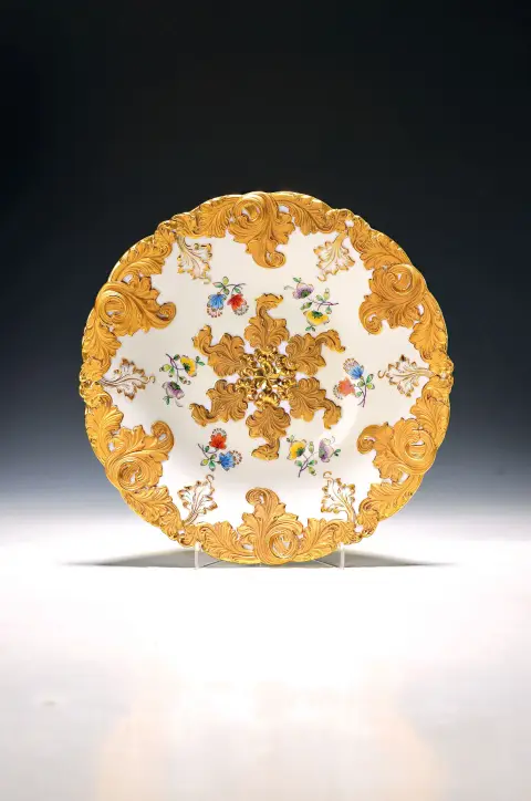 Assiette d'apparat, Meissen, 20e s., dorure mate et brillante, fleurs ind., diam. env. 28 cm