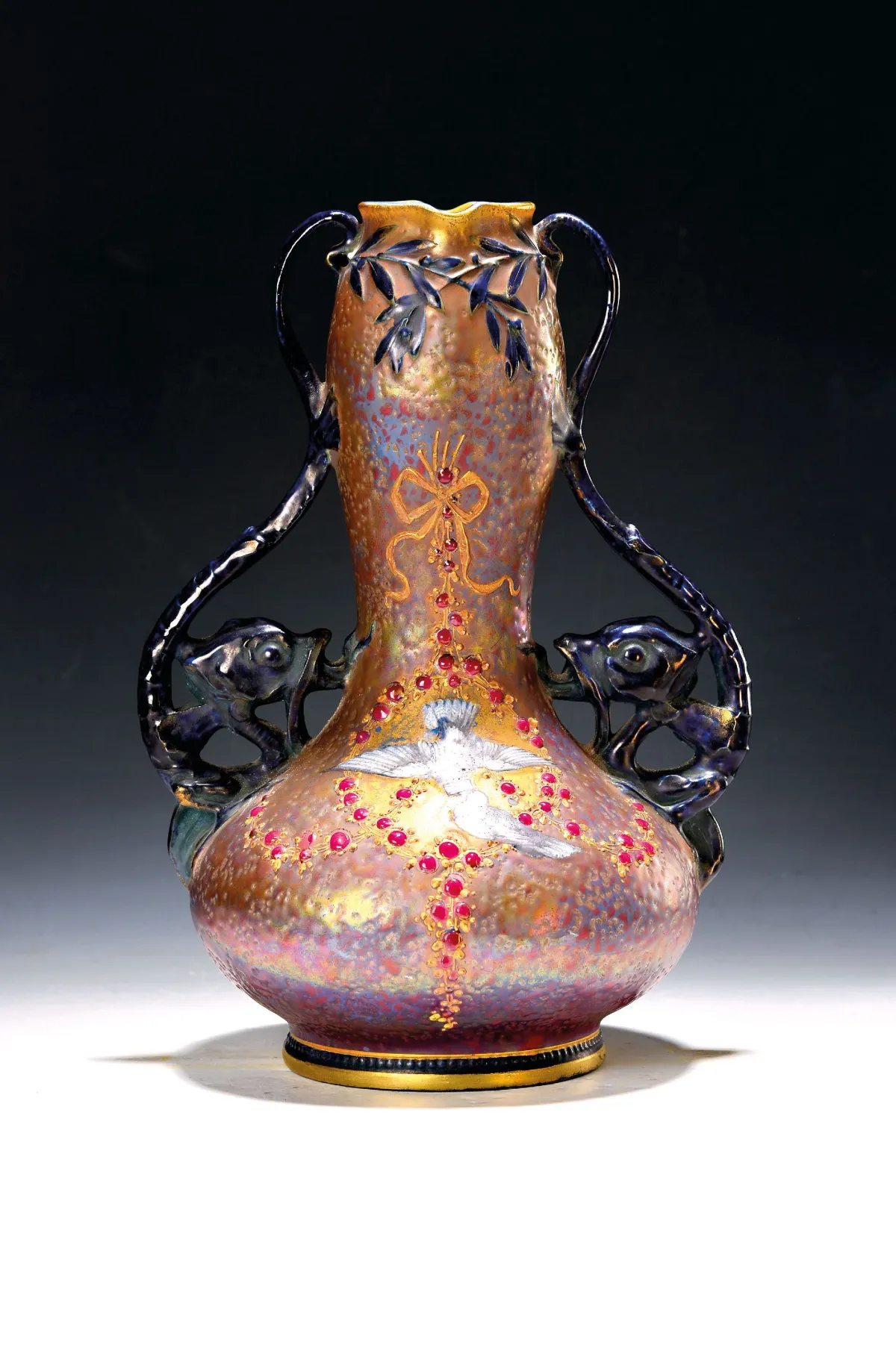 Vase à deux anses, Amphora, début 20e s., décor polychrome, anses avec poissons