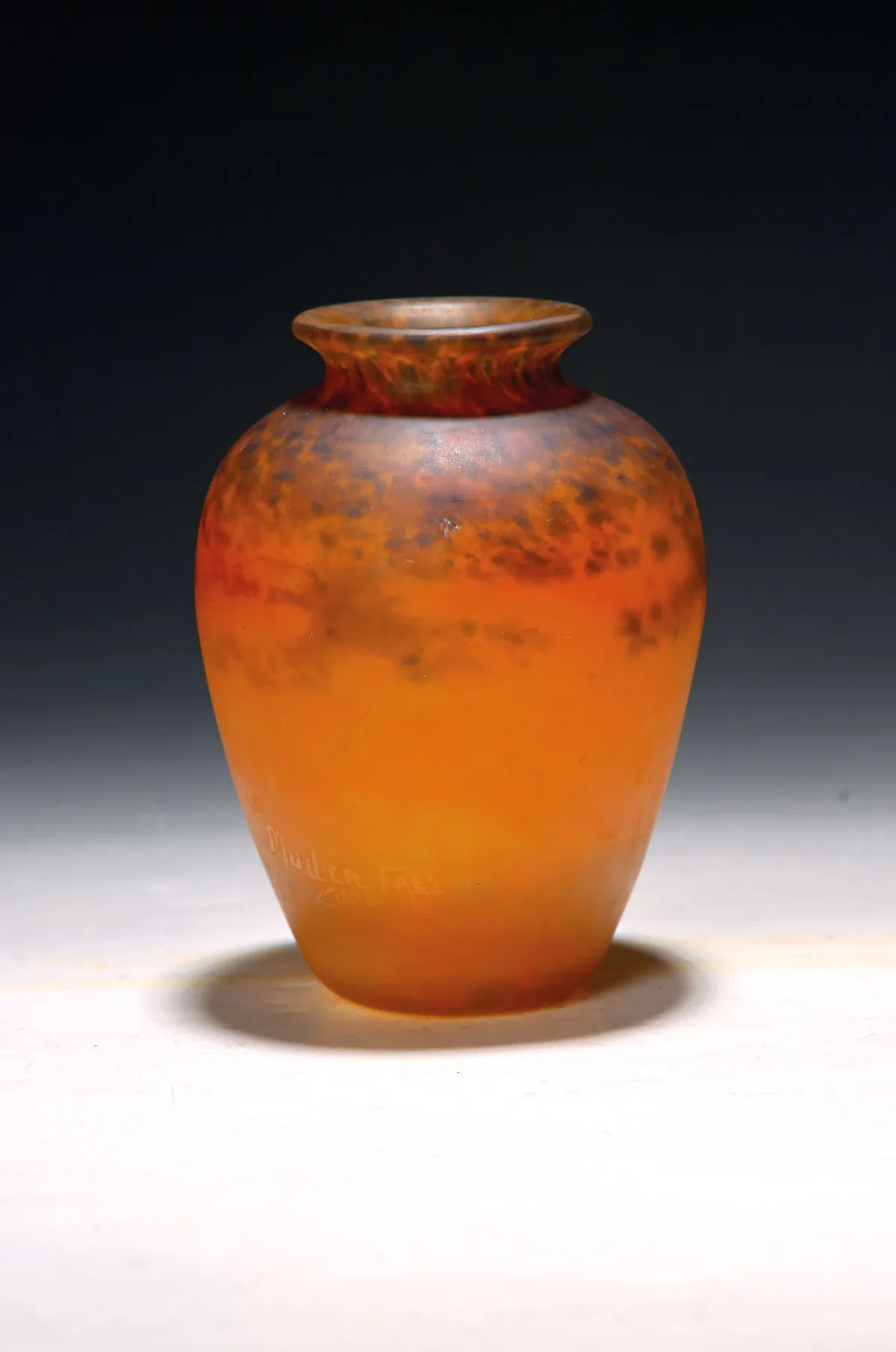 Siervaas, Müller Freres, Luneville, na 1919, overvangglas, mat, oranje,