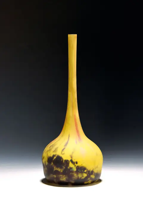 Vase à long col, Daum, Nancy, vers 1910/15, verre doublé, jaune, rouge, noir et