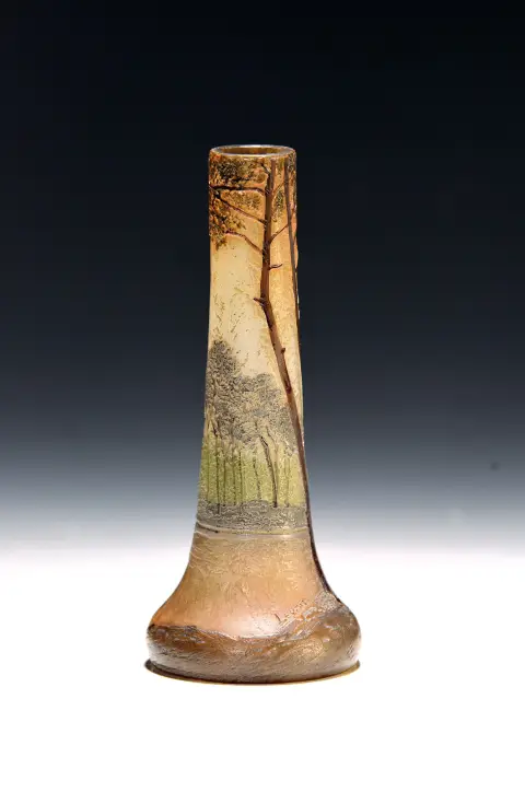 Petit vase à long col, Legras & Cie, vers 1900-14, verre, décor cameo gravé à l'acide