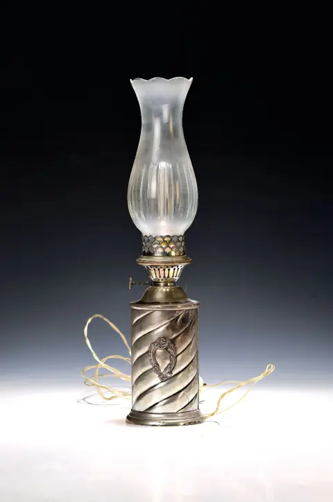Lampe à huile en argent, probablement Italie, 20e s., pied en argent 800 poinçonné,