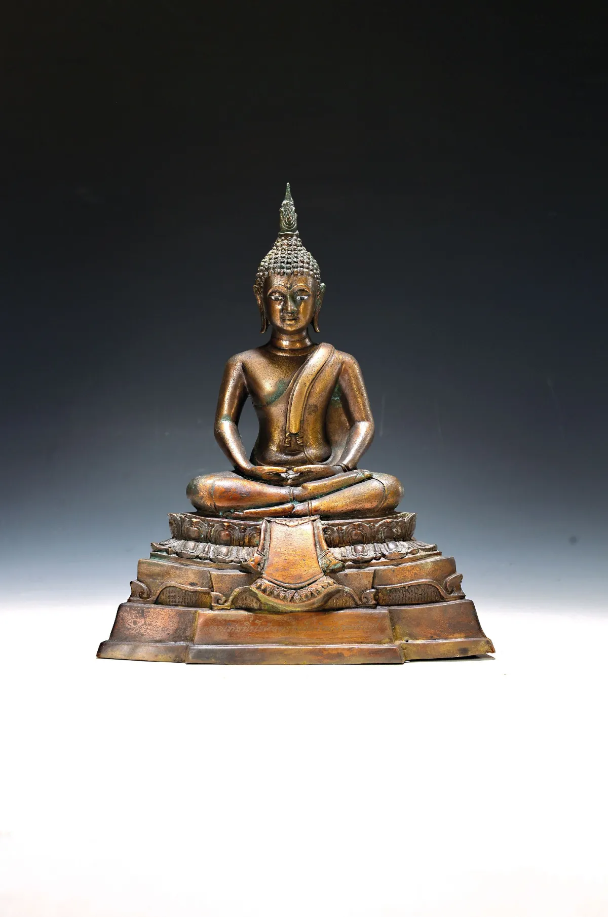 Sitzender Buddha Shakyamuni, Thailand um 1900, Bronze dunkle Patina, mehrfach gestufter