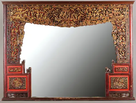 Grand miroir mural, Chine, 20e s., cadre en bois, partiellement ajouré,