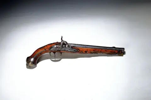 Pistolet de cavalerie, probablement France, 18e s., conversion de silex en percussion, effectuée
