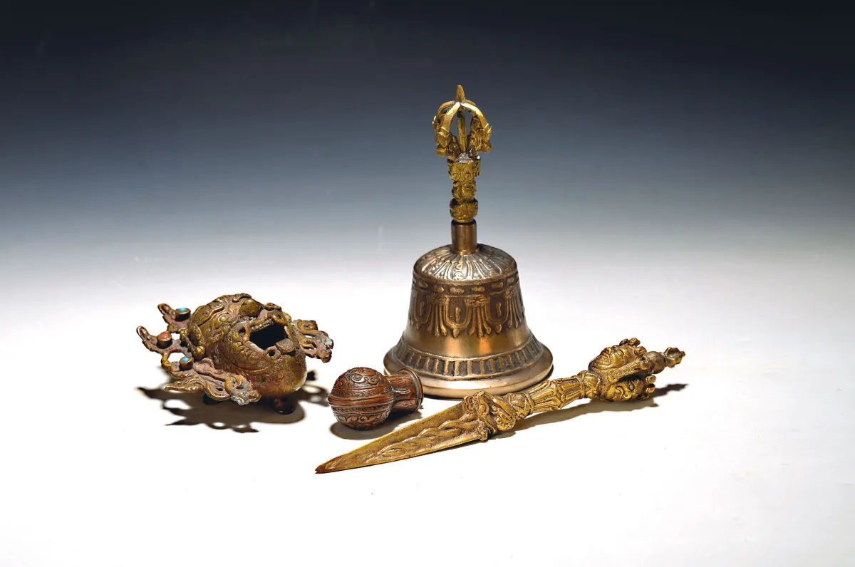Sada čtyř tibetských obřadních předmětů, Tibet, 20. stol., bronz a měď,