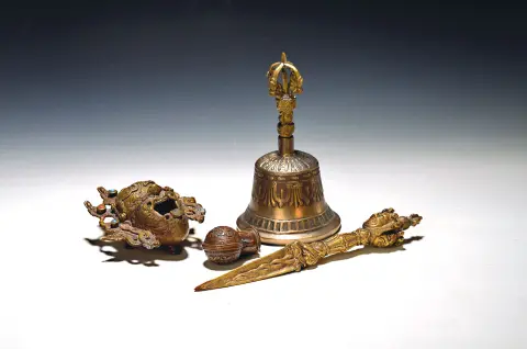 Lot de quatre objets cérémoniels tibétains, Tibet, 20e s., bronze et cuivre,