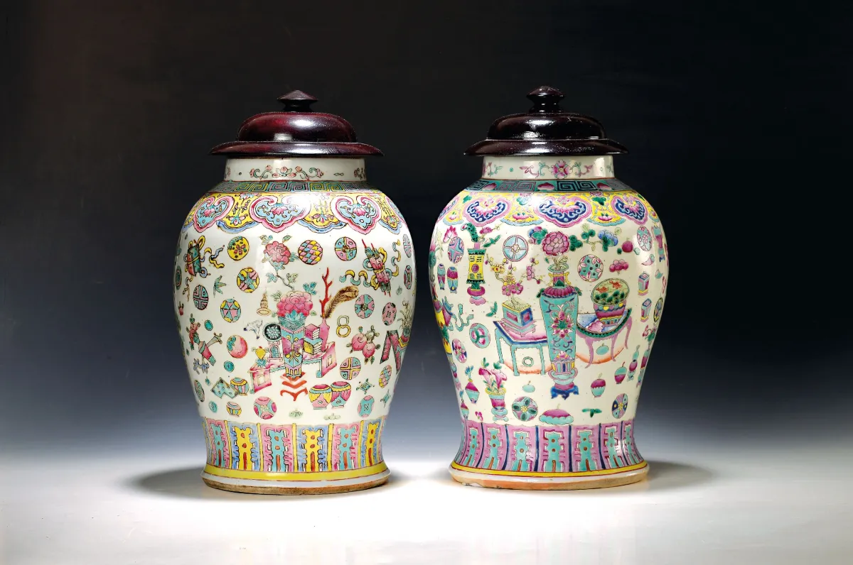 Two covered vases, China, circa 1860/70, Tongzhi, Famille verte, porcelain polychrome
