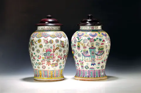 Deux vases couverts, Chine, vers 1860/70, Tongzhi, Famille verte, porcelaine décor polychrome