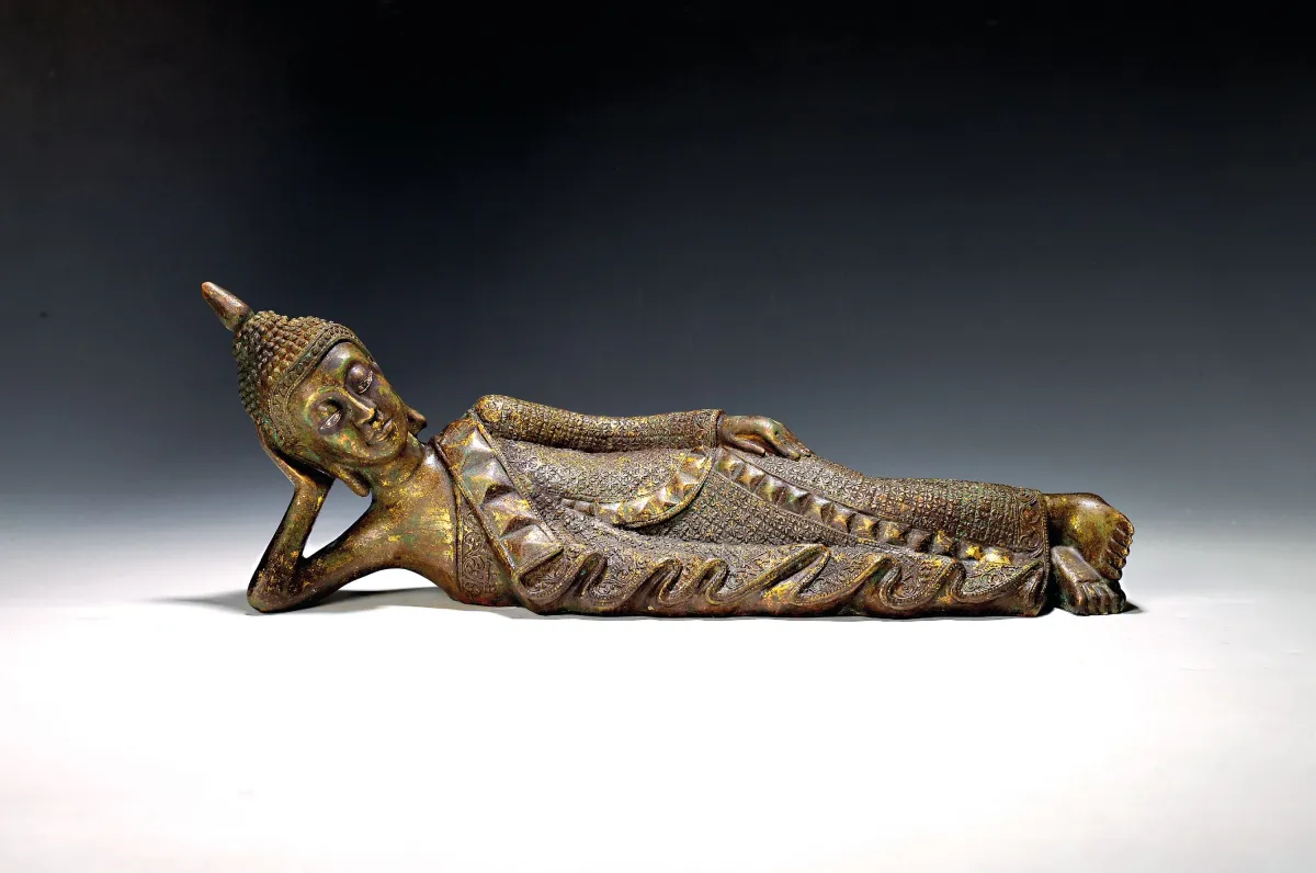 Bouddha couché, Thaïlande, 20e s., yeux peints, bronze, partiellement doré, richement