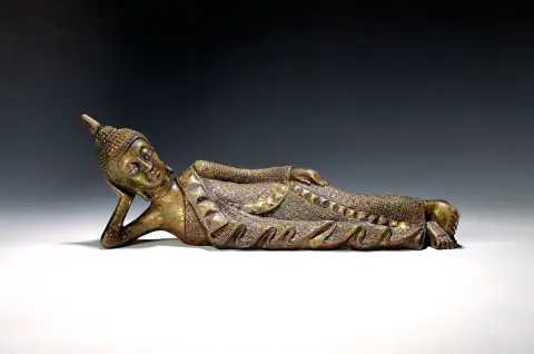 Bouddha couché, Thaïlande, 20e s., yeux peints, bronze, partiellement doré, richement