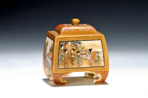 Encensoir rituel, Satsuma, Japon, vers 1900, corps rectangulaire, couvercle en relief et
