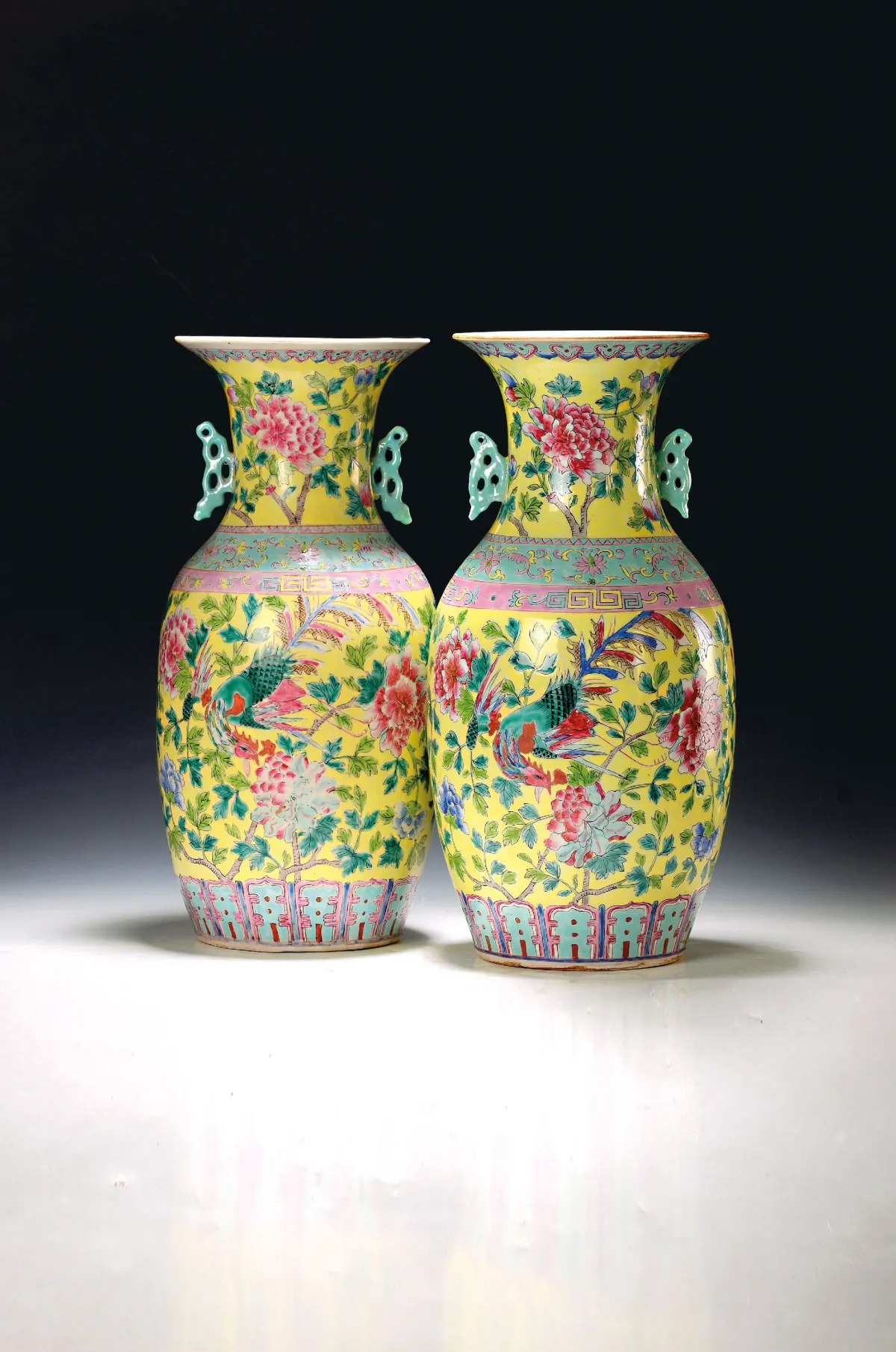 Deux vases, Chine, vers 1860/70, polychrome sur fond jaune, pivoines et probablement