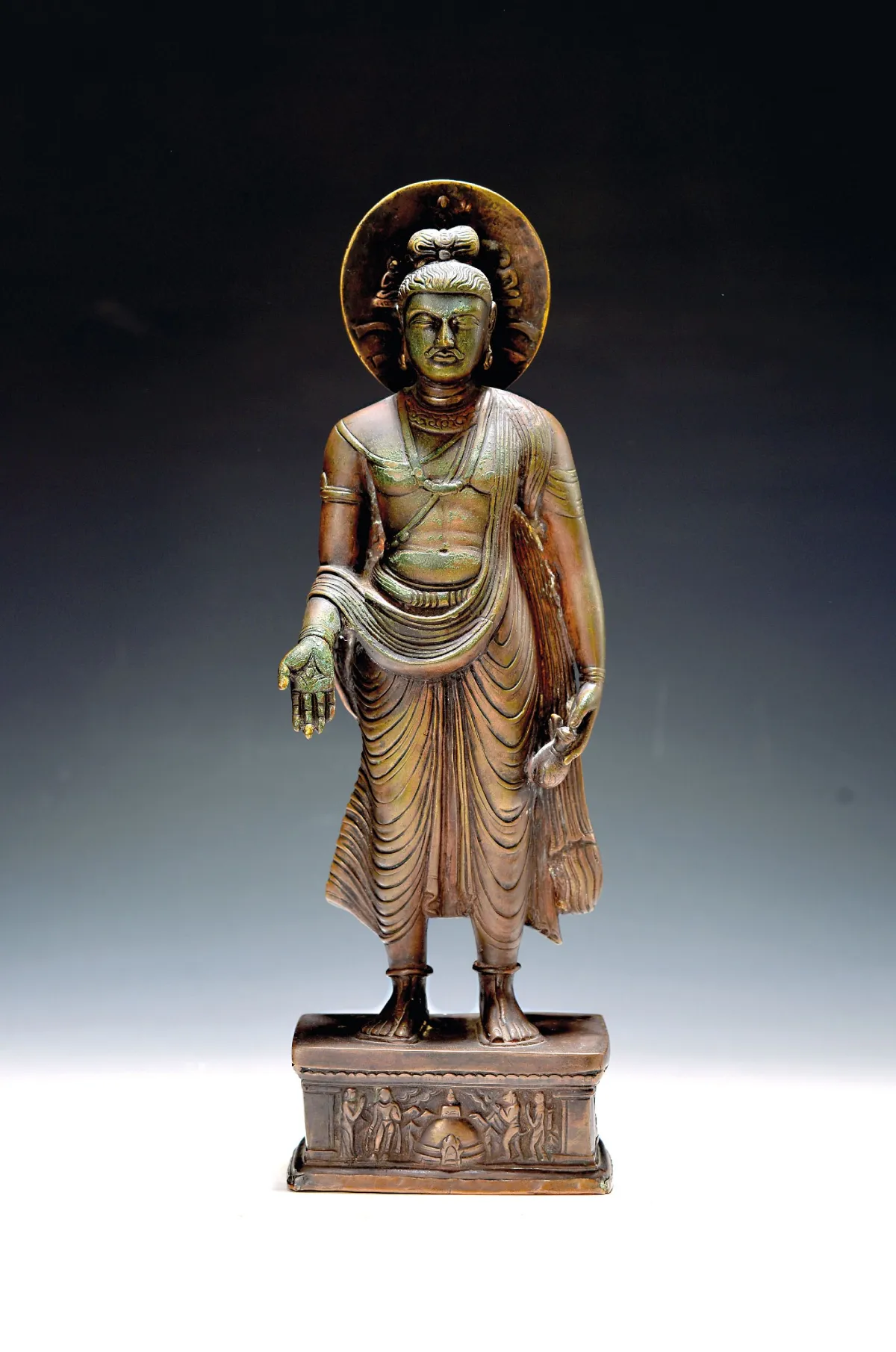 Bouddha debout, Tibet, vers 1900, bronze, expression digne, fluide