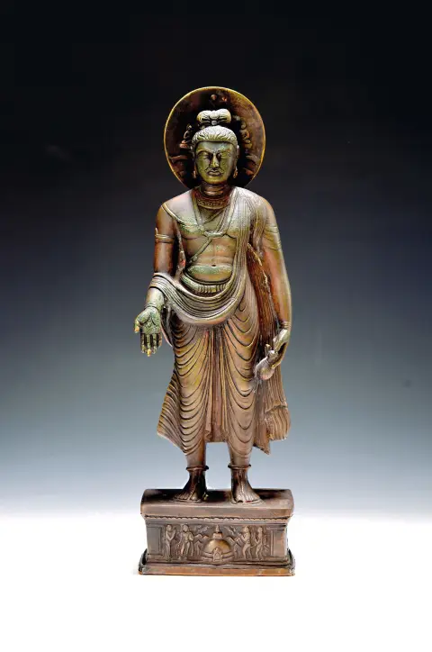 Bouddha debout, Tibet, vers 1900, bronze, expression digne, fluide